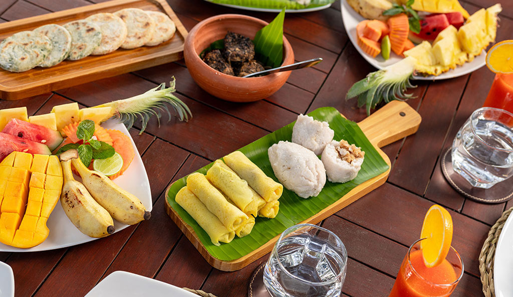 If you ask anyone who has been to Sri Lanka what they loved about the country, food is bound to be on that list. Sri Lankan cuisine stands in a class of its own. To say that the local food is tasty, would be an understatement.